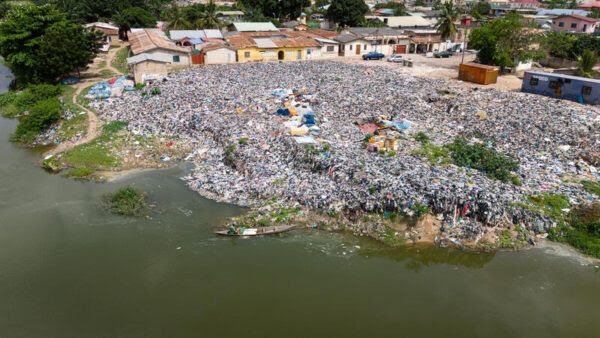 Playa repleta de prendas de ropa desechada en Weija (Ghana). Foto Greenpeace 2023